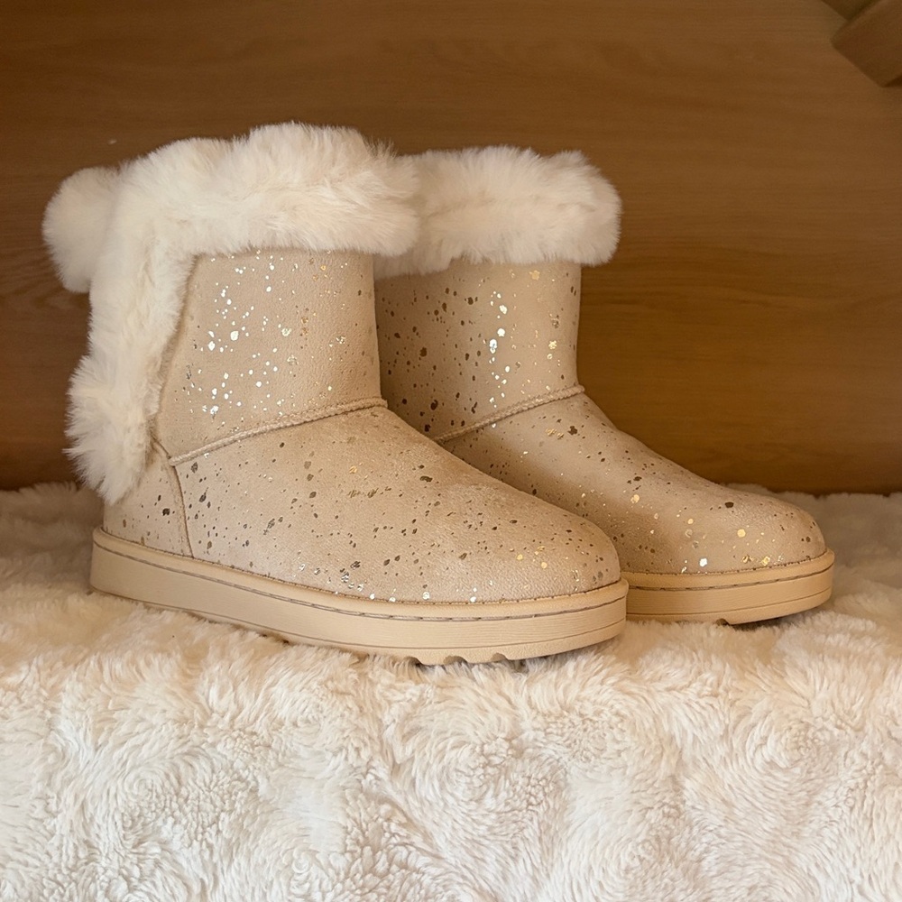 ✨$20✨NWT•Sonoma Goods For Life Alainaa Girls Cozy Boots | Bone | Size 4